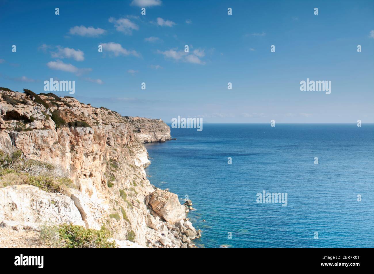 Loin de Cap blanc à Majorque, Espagne vue sur les falaises, phare, île de cabrera Banque D'Images