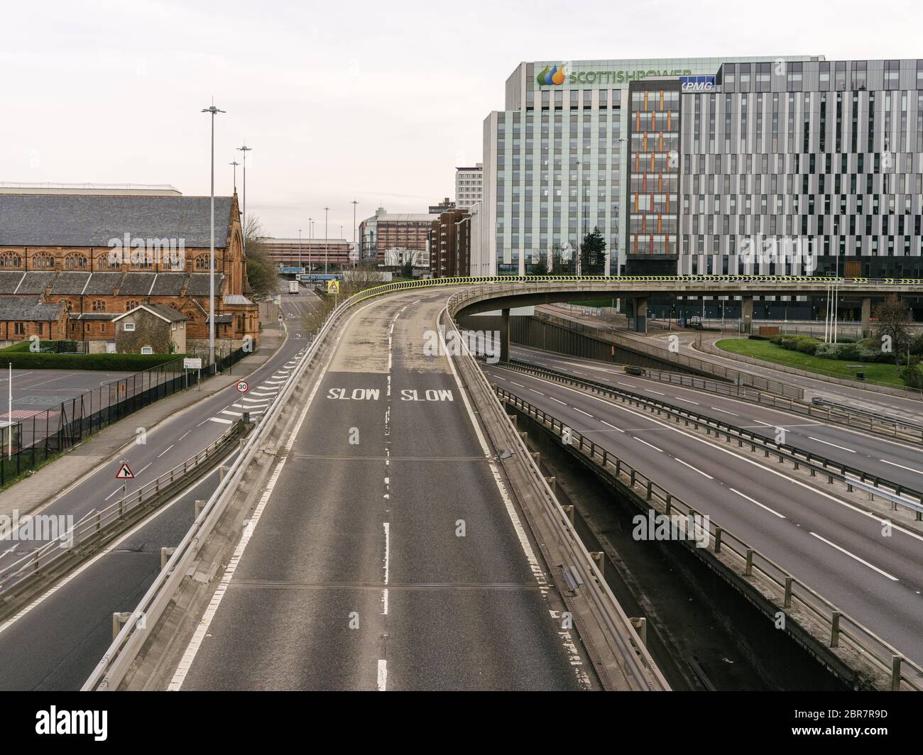 L'autoroute M8 et le pont de Kingston, généralement très fréquentés, traversent la ville de Glasgow et la rivière Clyde, ce qui illustre le fait que le gouvernement se respecte, les directives de distance sociale et les avis de « séjour à domicile » lors de la pandémie du coronavirus. Banque D'Images