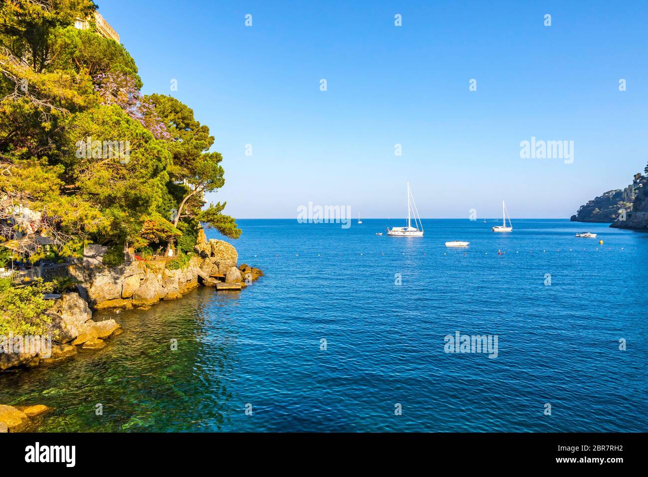 Belle vue naturelle sur la baie de Paragi à Santa Margherita Ligure, Italie. Un océan de mer méditerranéen près de la station balnéaire de luxe Portofino Banque D'Images
