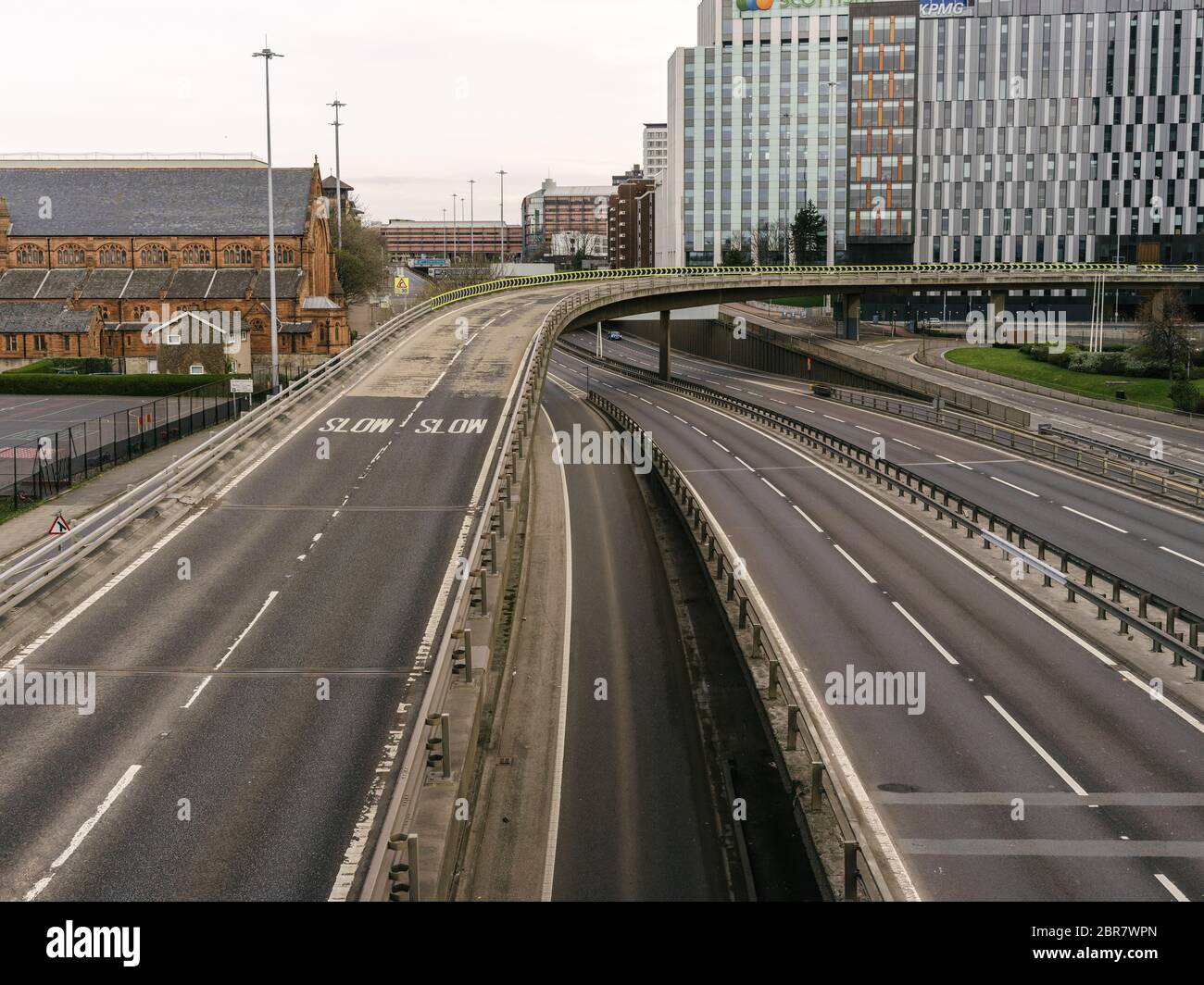 L'autoroute M8 et le pont de Kingston, généralement très fréquentés, traversent la ville de Glasgow et la rivière Clyde, ce qui illustre le fait que le gouvernement se respecte, les directives de distance sociale et les avis de « séjour à domicile » lors de la pandémie du coronavirus. Banque D'Images