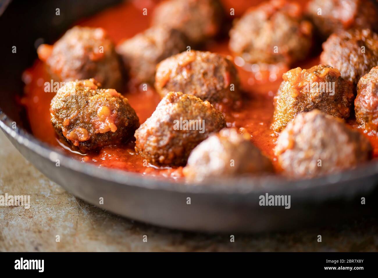 gros plan de boulettes de viande rustiques italiennes dans une sauce tomate Banque D'Images