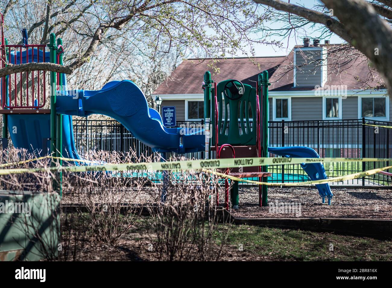 Schaumburg, Illinois, USA avril 19 2020: Gatorwood Playground for Editorial Use Only bande d'avertissement jaune indiquant que le terrain de jeu est fermé pour cause Banque D'Images