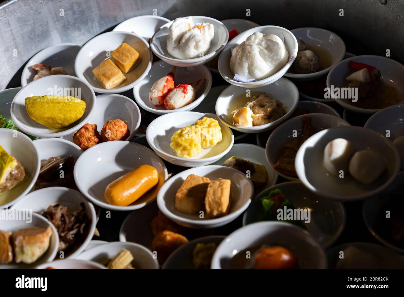 Le Dim Sum de style thaïlandais est livré dans un petit bol blanc dans le pot de vapeur. Mise au point sélective. Banque D'Images