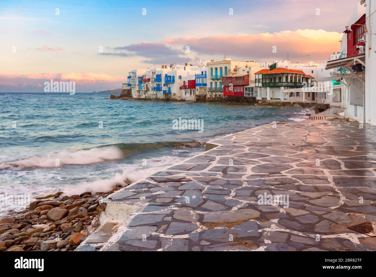 Vue célèbre de Mikri Venetia ou de la petite Venise sur l'île de Mykonos, l'île des vents, au lever du soleil, Grèce Banque D'Images