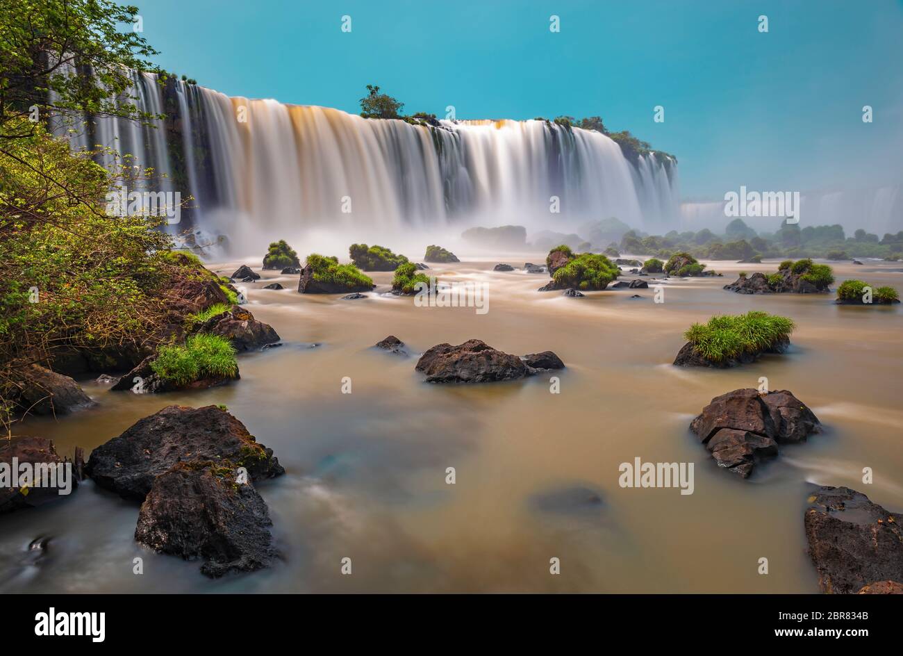 Vue longue exposition des chutes d'Iguazu, Brésil. Banque D'Images