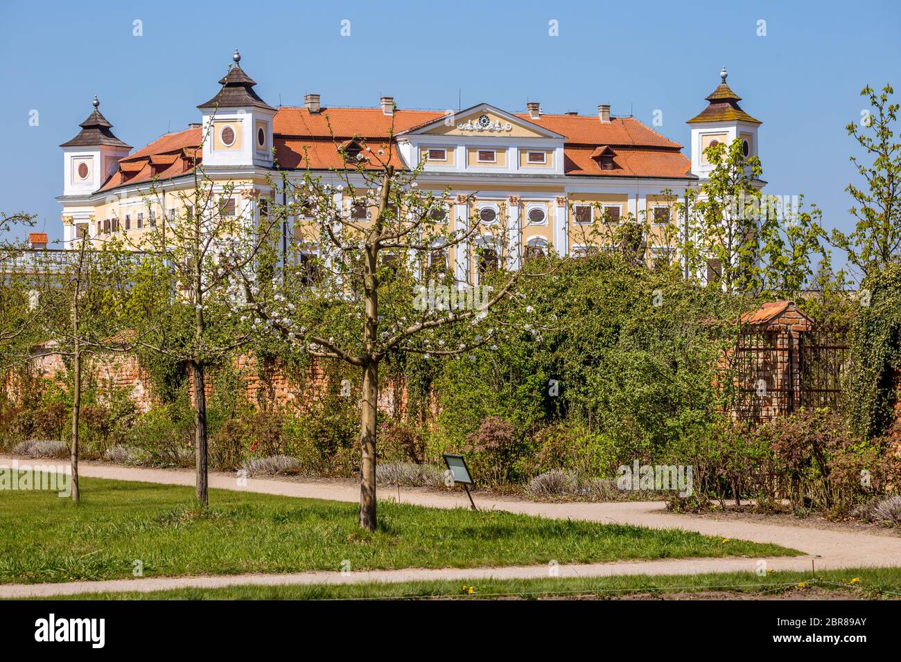 Un ensemble de bâtiments et de jardins baroque unique est l'État Milotice Chateau - région de Moravie du Sud, République Tchèque Banque D'Images