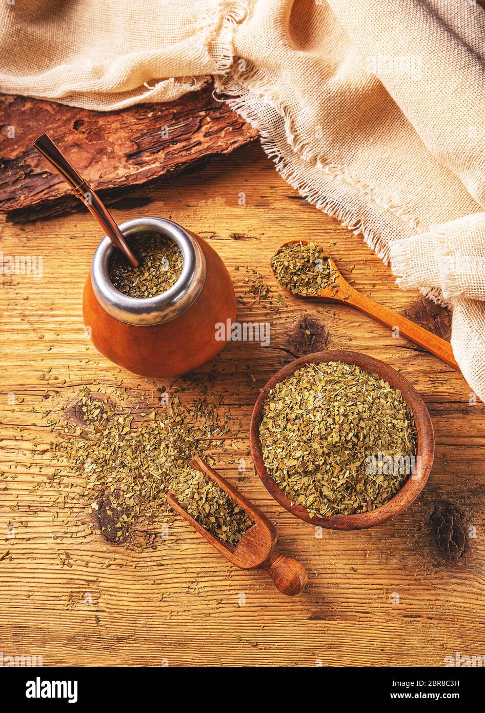 Le yerba maté argentin traditionnel plateau dans une calebasse calebasse avec bombilla stick Banque D'Images