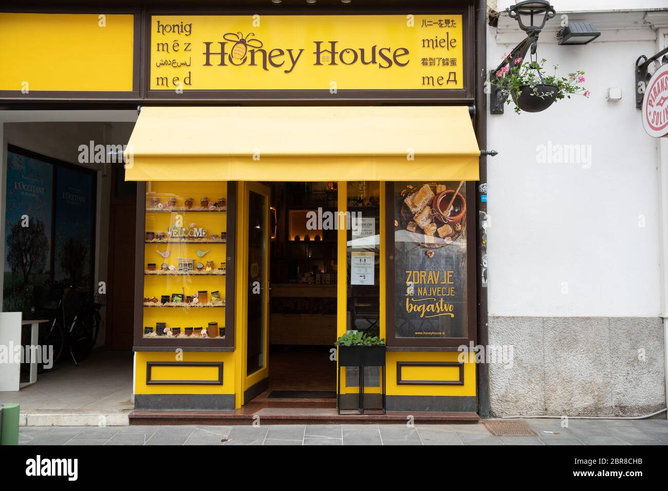 Ljubljana. 20 mai 2020. Photo prise le 20 mai 2020 montre un magasin de miel à Ljubljana, en Slovénie. Plusieurs événements ont eu lieu mercredi en Slovénie alors que le monde célébrait la troisième fois la Journée mondiale des abeilles. Cette année, le thème de l'engagement des abeilles est axé sur la production des abeilles et les bonnes pratiques adoptées par les apiculteurs pour soutenir leurs moyens de subsistance et fournir des produits de bonne qualité. Crédit: Peng Lijun/Xinhua/Alay Live News Banque D'Images