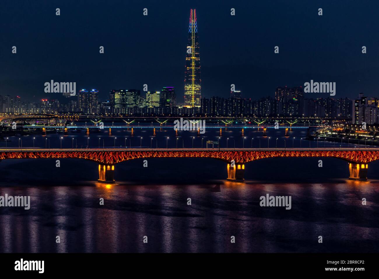 La tour Lotte et le pont seungsu s'allument la nuit. La vue sur le pont et la tour la nuit sur le fleuve han. Prise à Séoul, Corée du Sud Banque D'Images