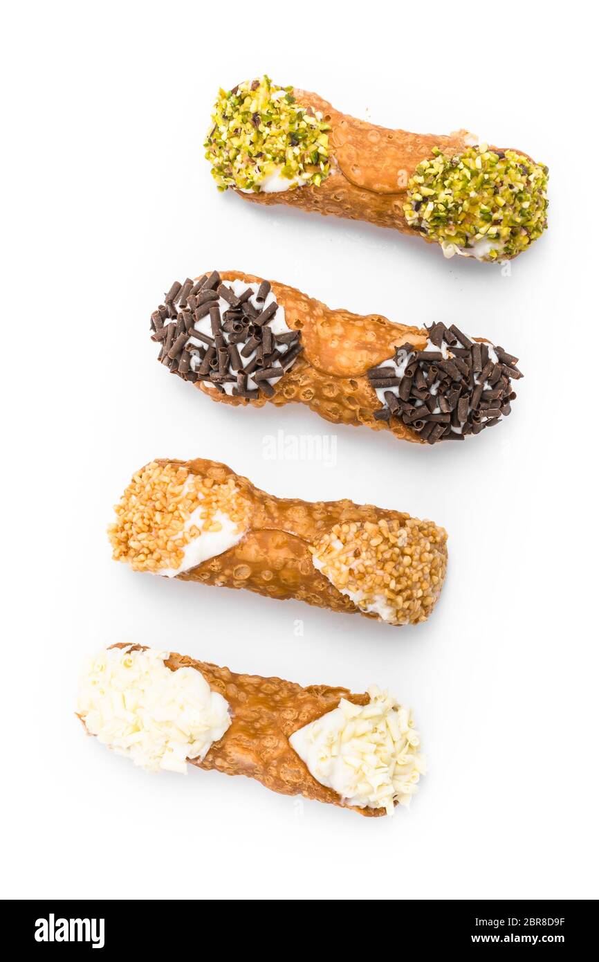 Cannoli siciliens traditionnels sur fond blanc - vue d'en haut. Banque D'Images