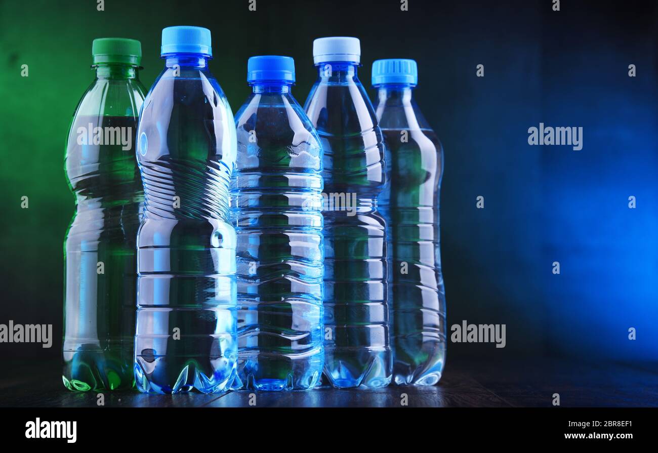 La composition avec différentes sortes de bouteilles contenant de l'eau minérale. Banque D'Images