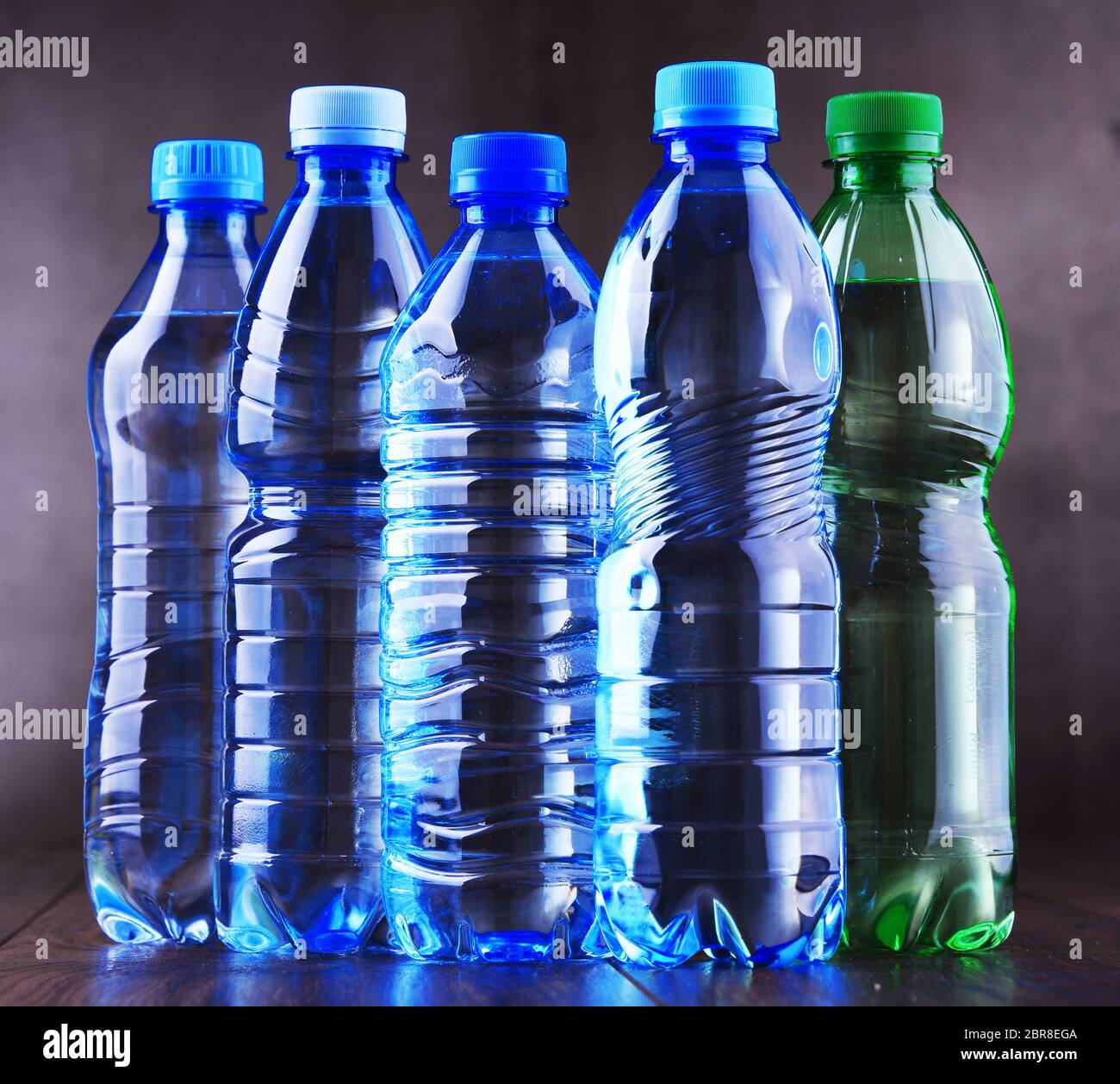 La composition avec différentes sortes de bouteilles contenant de l'eau minérale. Banque D'Images