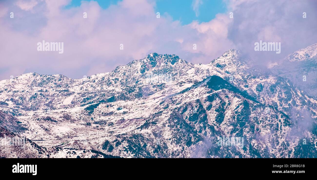 Sommet de montagne avec nuages épais dispersés. Magnifiques photos de fond de paysage. Vallée de Yumthang, Sikkim du Nord. Banque D'Images