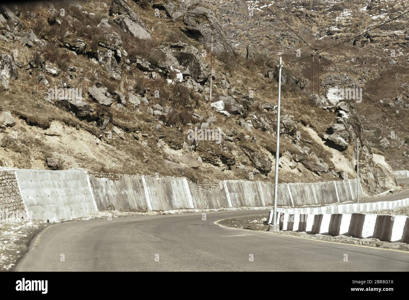 Route Autoroute vue de l'Inde Chine frontière près de Nathu La route de montagne dans les Himalaya, qui relie l'état indien du Sikkim avec China's Tibet, trisect Banque D'Images