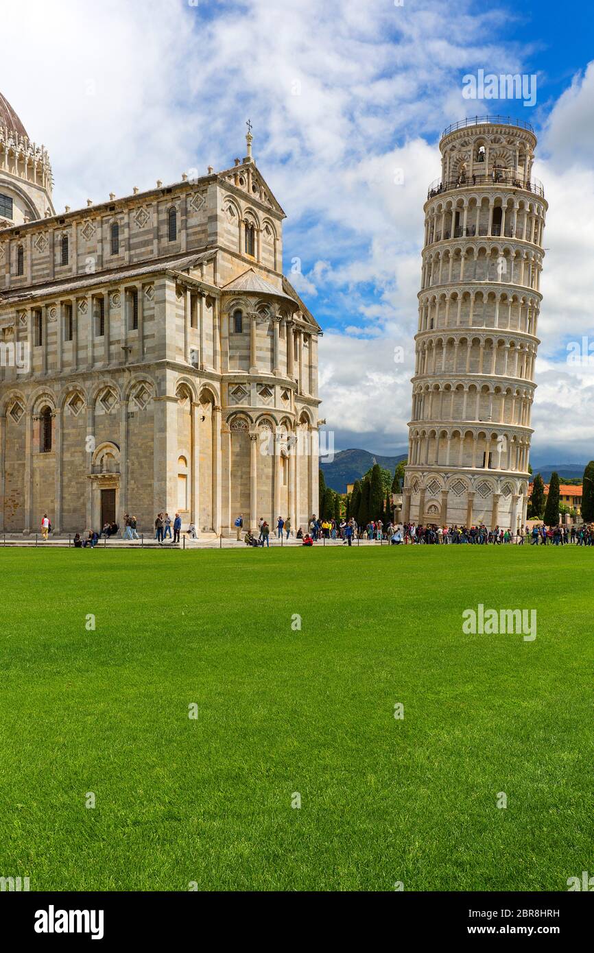 PISE, ITALIE - 13 MAI 2019 : vue sur la Tour de Pise et la Cathédrale de Pise, la foule de touristes, la Piazza del Duomo Banque D'Images