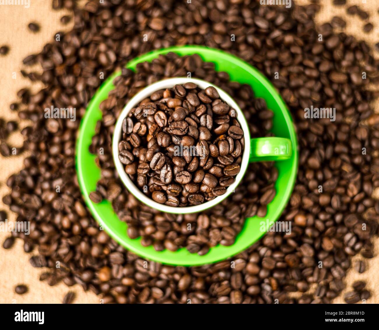 Grains de café torréfiés brun, graines sur fond sombre. Espresso sombre, arôme, boisson noire à la caféine. Gros plan énergie isolée moka, ingrédient cappuccino. Banque D'Images