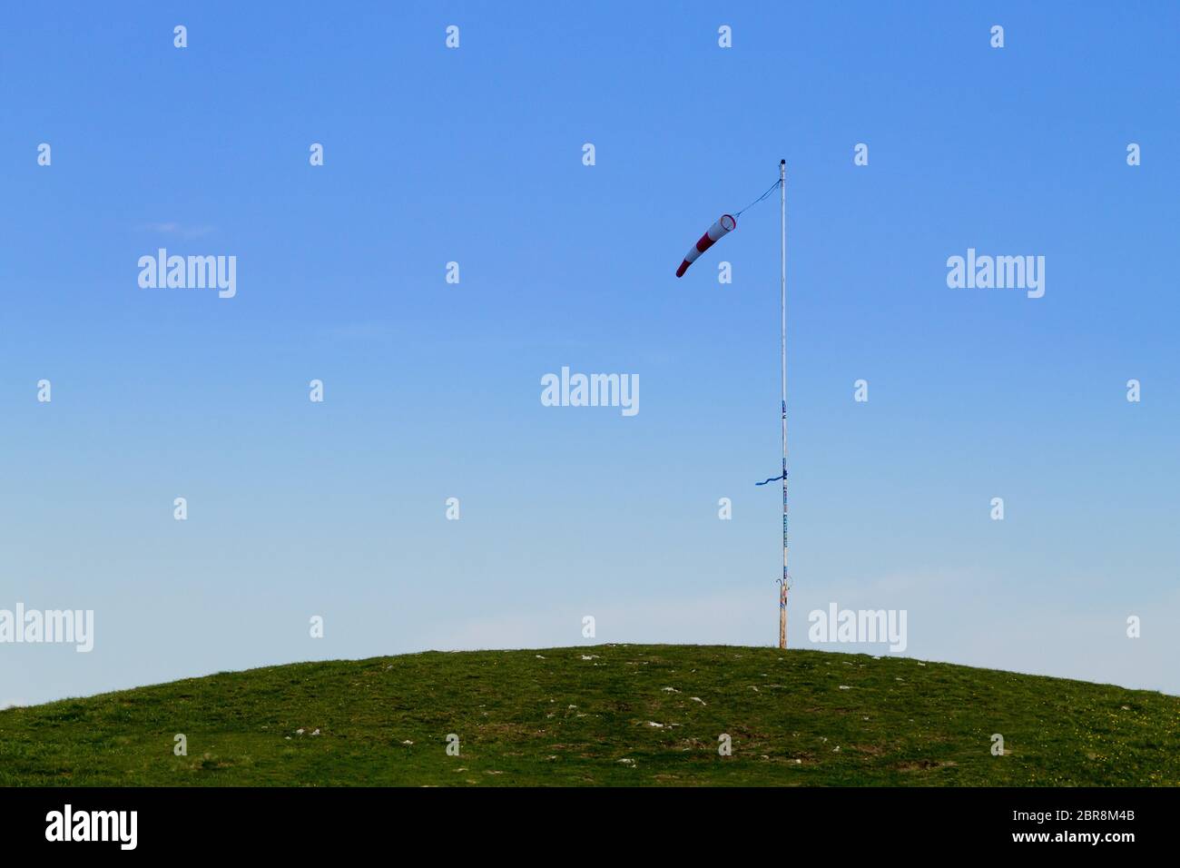 Manche isolé sur fond bleu ciel, le sport. Borso Del Grappa site de parapente, Italie Banque D'Images