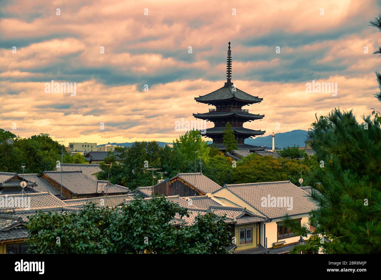 La vue de la pagode Yasaka (temple Hokan-ji) entourée par les toits en tuiles des anciens bâtiments de maisons de ville (machiya) au milieu du quartier de Gion Banque D'Images