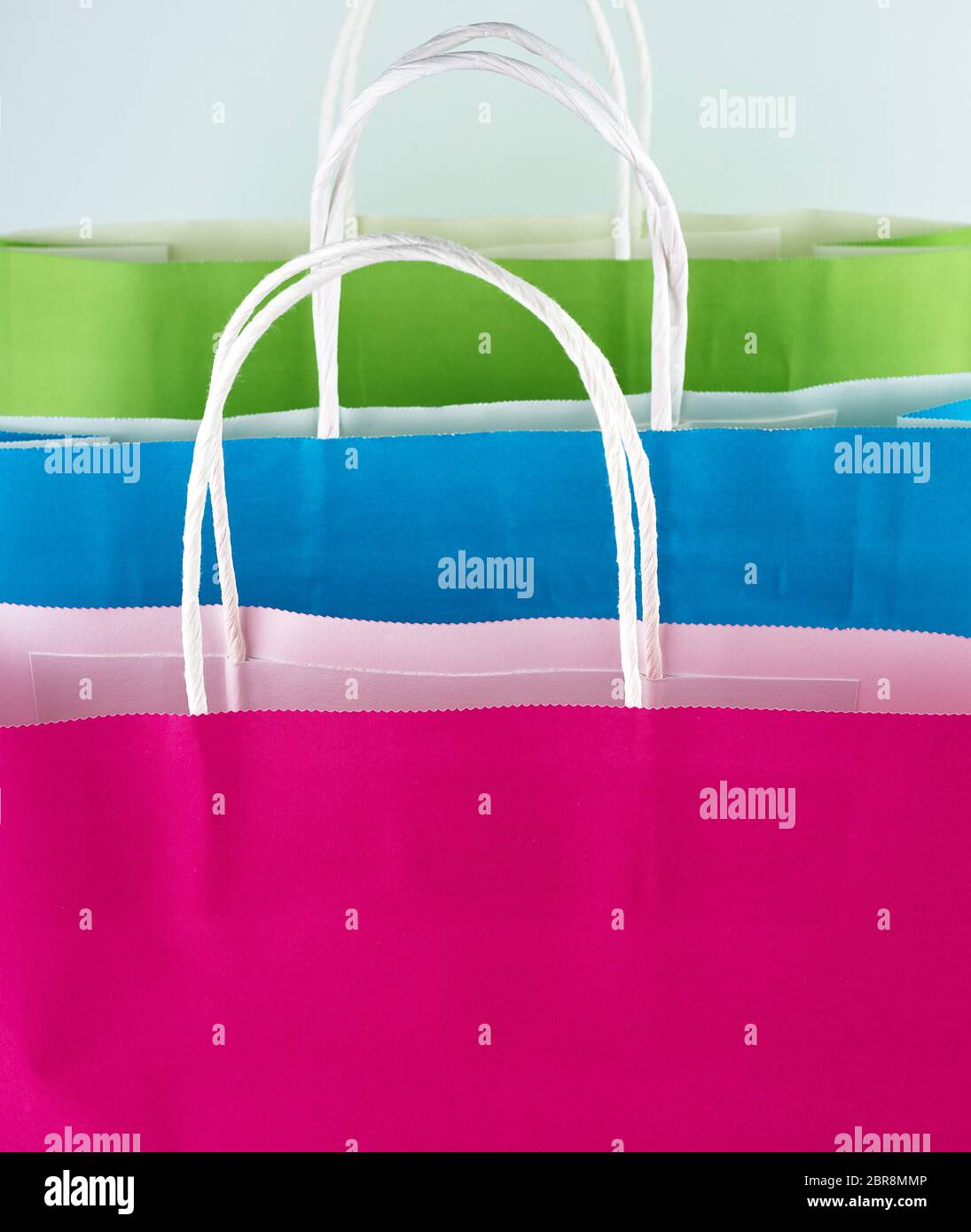 Multi-couleur rectangulaire des sacs en papier avec poignées blanc Banque D'Images