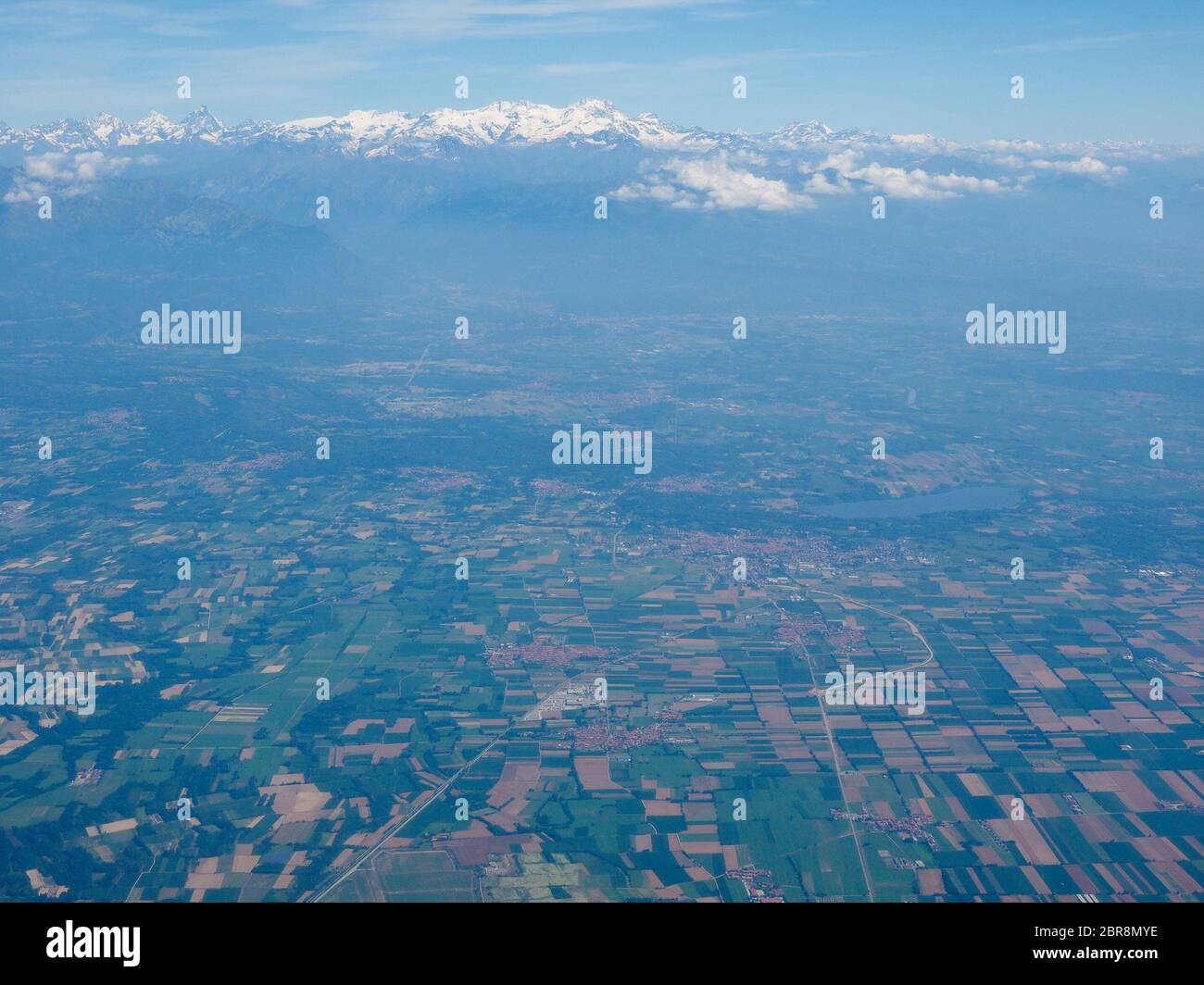 Vue aérienne de la province de Turin dans le Piémont près de l'aéroport de Caselle avec les montagnes des Alpes en arrière-plan Banque D'Images