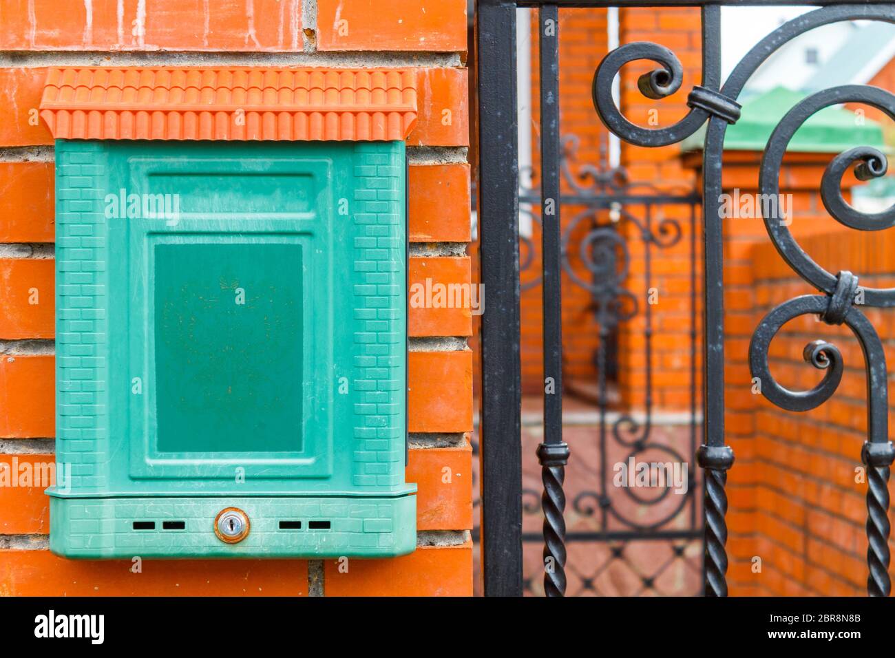 Une belle boîte à lettres est suspendu en attente de journaux, de colis et de lettres d'amis. Banque D'Images