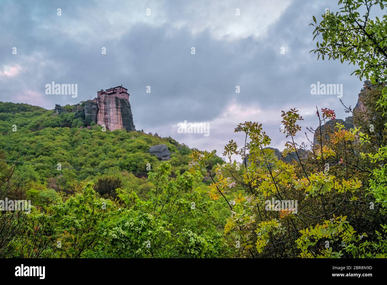 Vue sur le Monastère situé de la Sainte Trinité, la vallée de météores, Grèce Banque D'Images