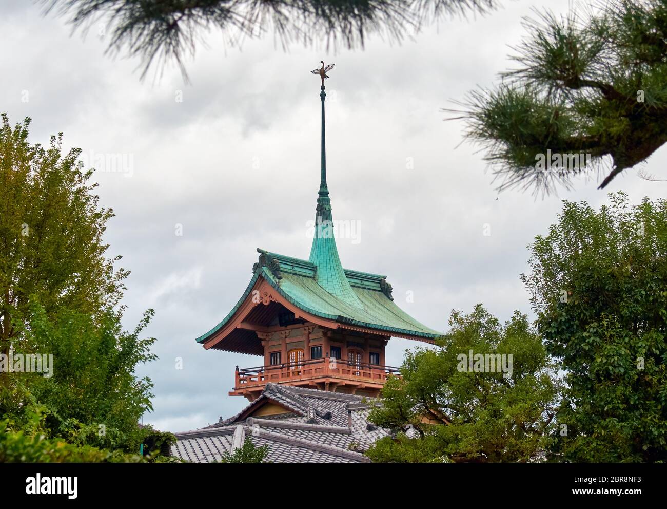 La vue sur la magnifique tour Gionkaku à l'intérieur du temple Daiun-in. Son architecture inhabituelle a été inspirée par les flotteurs utilisés au célèbre Gion Festi Banque D'Images