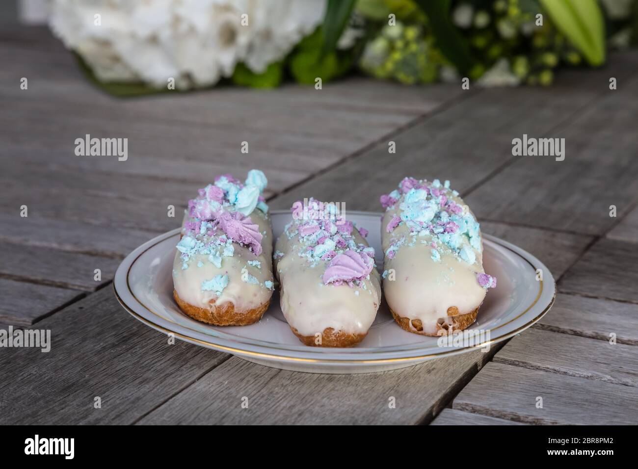 Éclairs français traditionnel est généralement envoyée à d'une forme oblongue, avec une poche à pâtisserie Banque D'Images