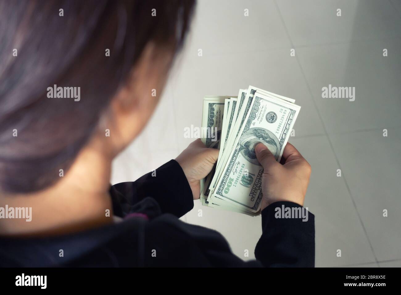 Femme de prendre de l'argent dollar billets de wallet Banque D'Images