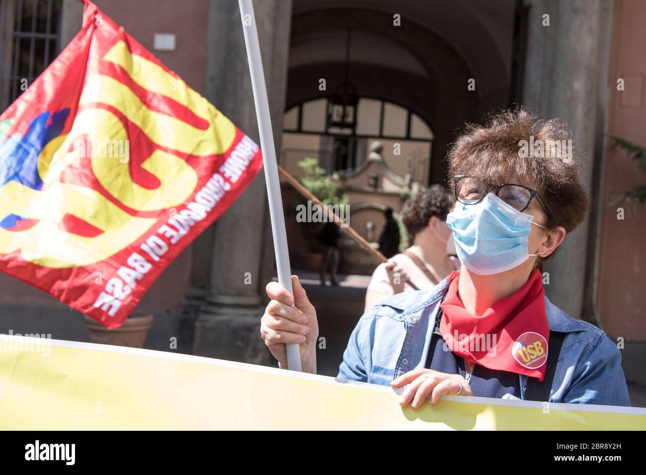 Ville du Pape, Italie. 20 mai 2020. 50 ans après l'approbation du Statut des travailleurs, USB, un syndicat de base, s'est manifesté dans toute l'Italie pour les droits des travailleurs, des migrants et des personnes. Le coronavirus est un point de rupture. L'exploitation et l'esclavage ne seront plus acceptés, les travailleurs sont prêts à lutter pour retrouver les droits volés et ceux qui ne sont jamais donnés. (Photo d'Elisa Bianchini/Pacific Press) crédit: Agence de presse du Pacifique/Alamy Live News Banque D'Images