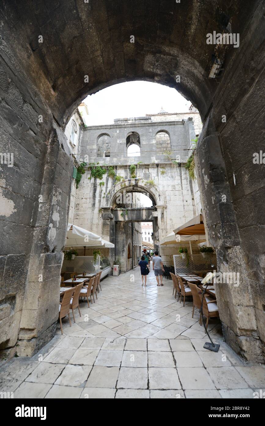 Željezna vrata est une porte romaine bien conservée au palais Dioclétien de Split, Croatie. Banque D'Images