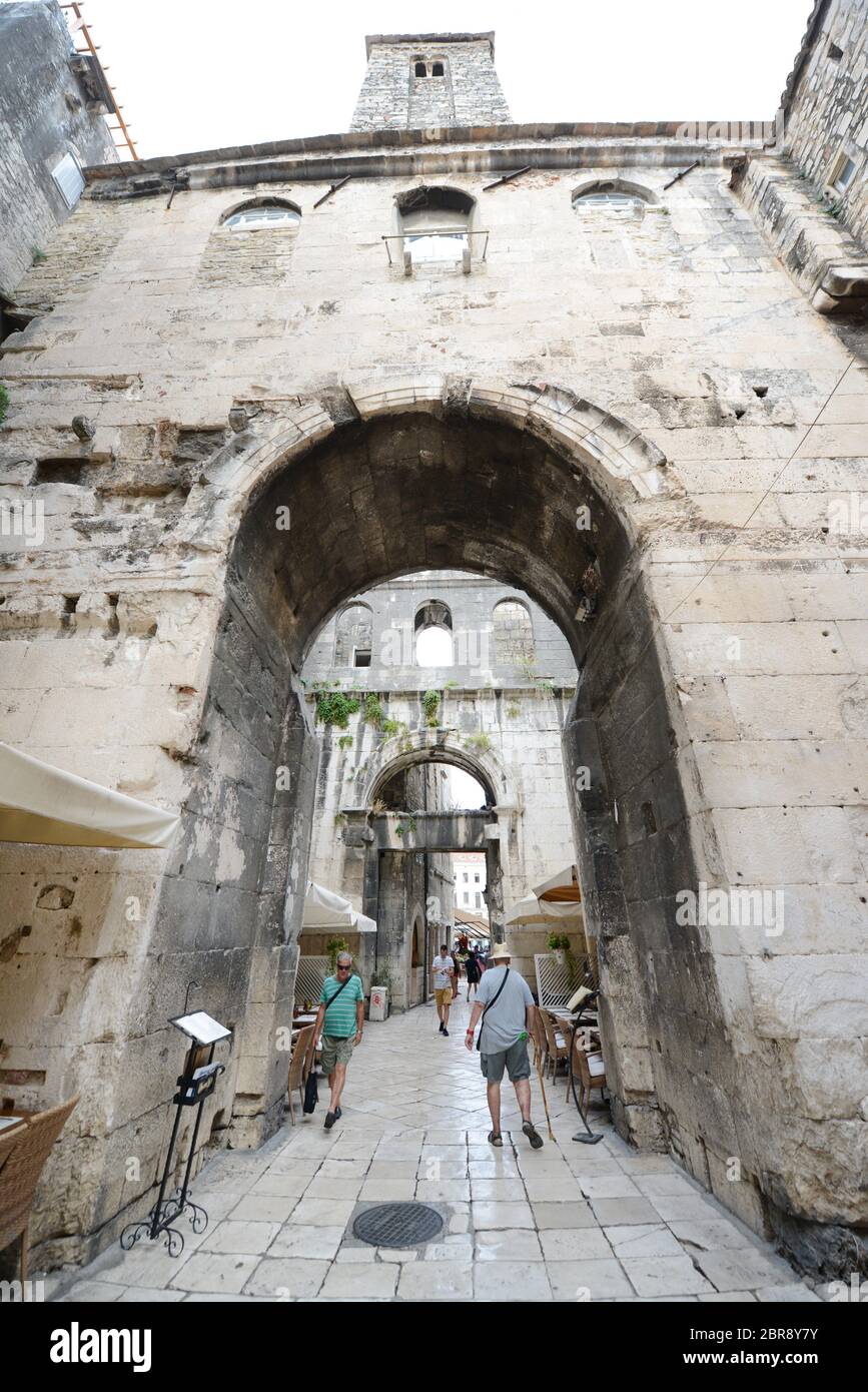 Željezna vrata est une porte romaine bien conservée au palais Dioclétien de Split, Croatie. Banque D'Images