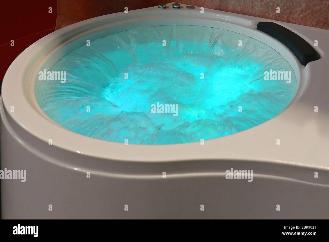 Baignoire avec cercle liquide bleu au milieu de turbulences Banque D'Images