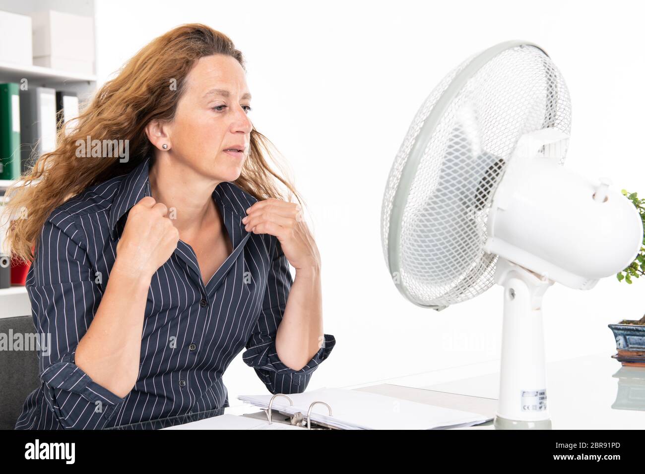 femme d'affaires avec ventilateur à son bureau dans un bureau chaud d'été  Photo Stock - Alamy