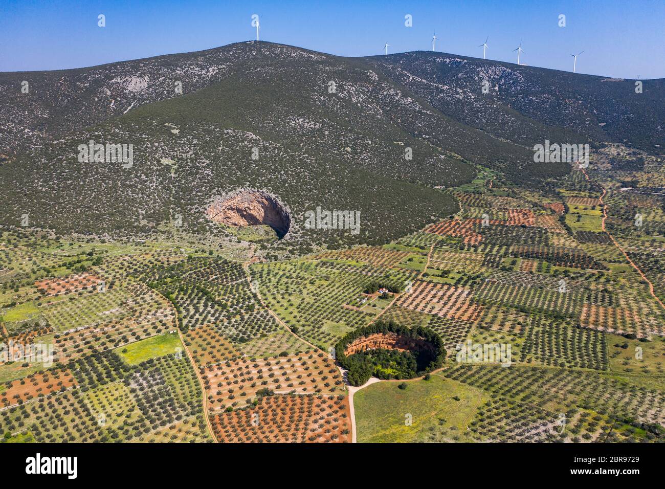 Vue aérienne des cavités naturelles, Ekkklisia Agios Georgos, Argolida, Grèce Banque D'Images