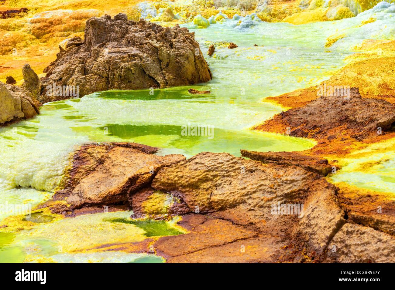 Beaux petits lacs de soufre et de l'Ethiopie. Dallol La dépression Danakil est le meilleur endroit sur Terre en termes de température moyenne toute l'année. C'est SLA Banque D'Images