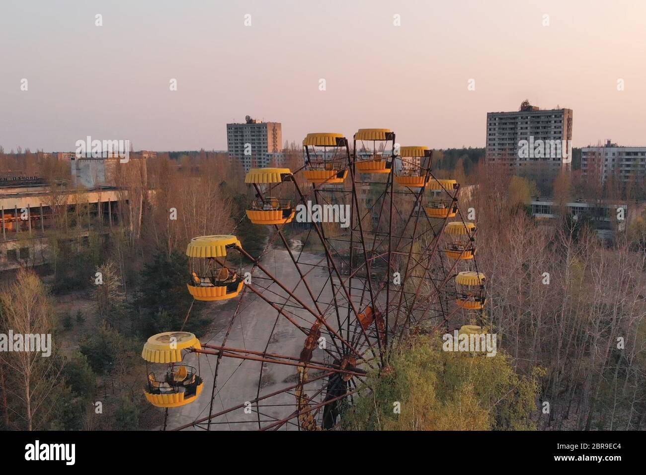 Grande roue de la ville de Pripyat au coucher du soleil. La ville de Pripyat apocalyptique après une explosion nucléaire dans une centrale nucléaire. En carrousel rouillé Banque D'Images