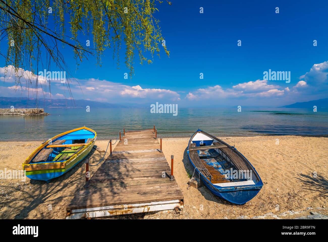 Les petits bateaux sur la rive du lac Ohrid en Sveti Naum, République de Macédoine Banque D'Images