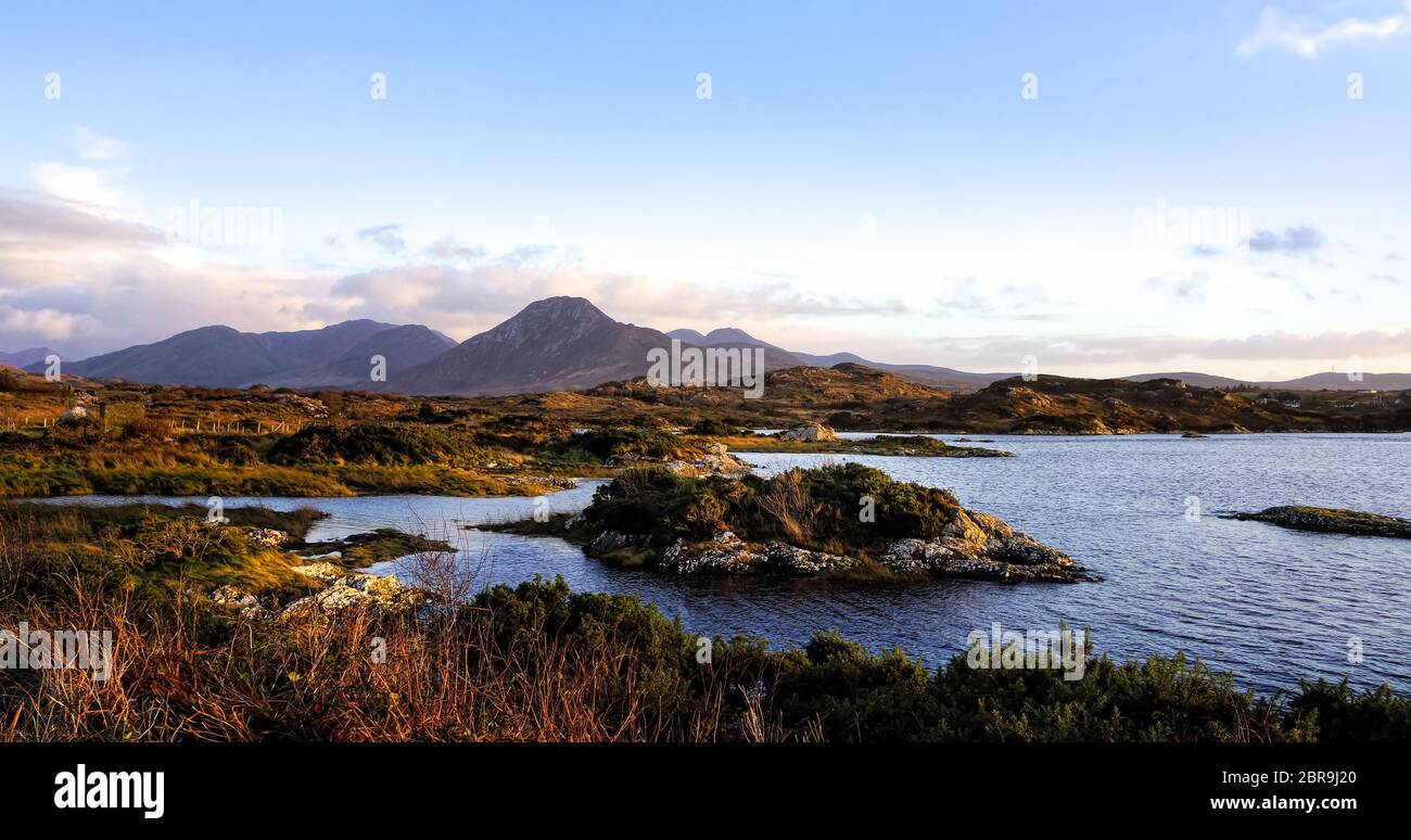 Les zones humides des landes et sur la côte, le littoral et les îles avec des montagnes au lointain, moody ciel bleu avec des nuages, Wiled, Atlantique Irlande Banque D'Images