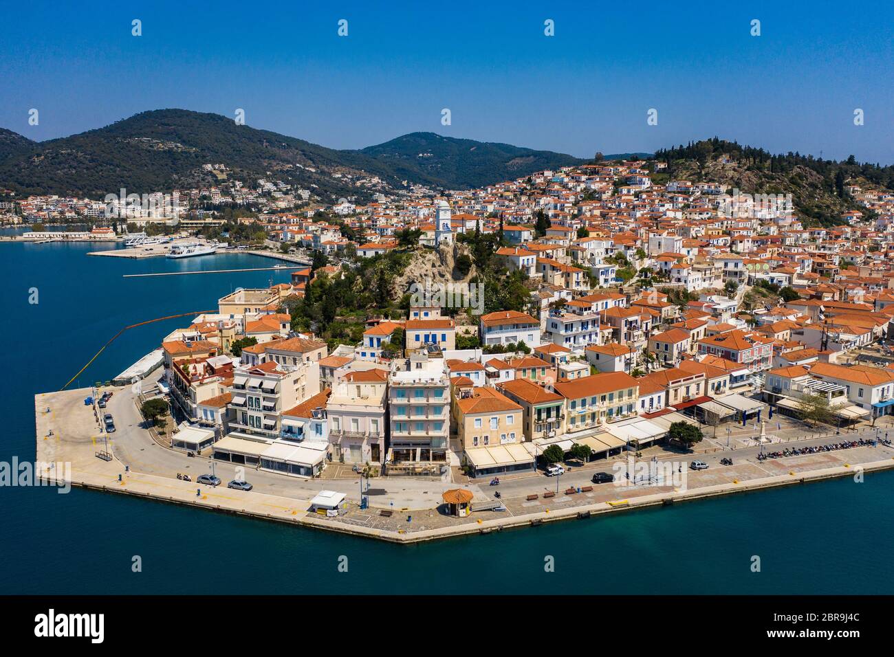 Vue aérienne de dessus de l'île de Poros Port de mer, mer Egée, Grèce. Vue panoramique sur la ville de Poros Banque D'Images