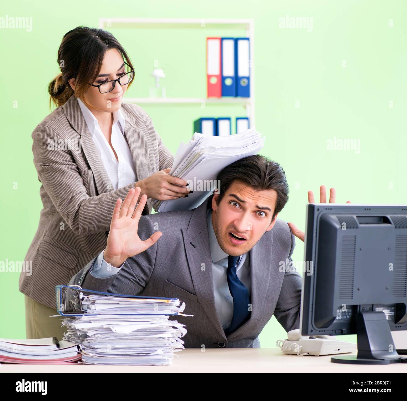 L'homme souffrant d'un excès de travail de l'employé Banque D'Images