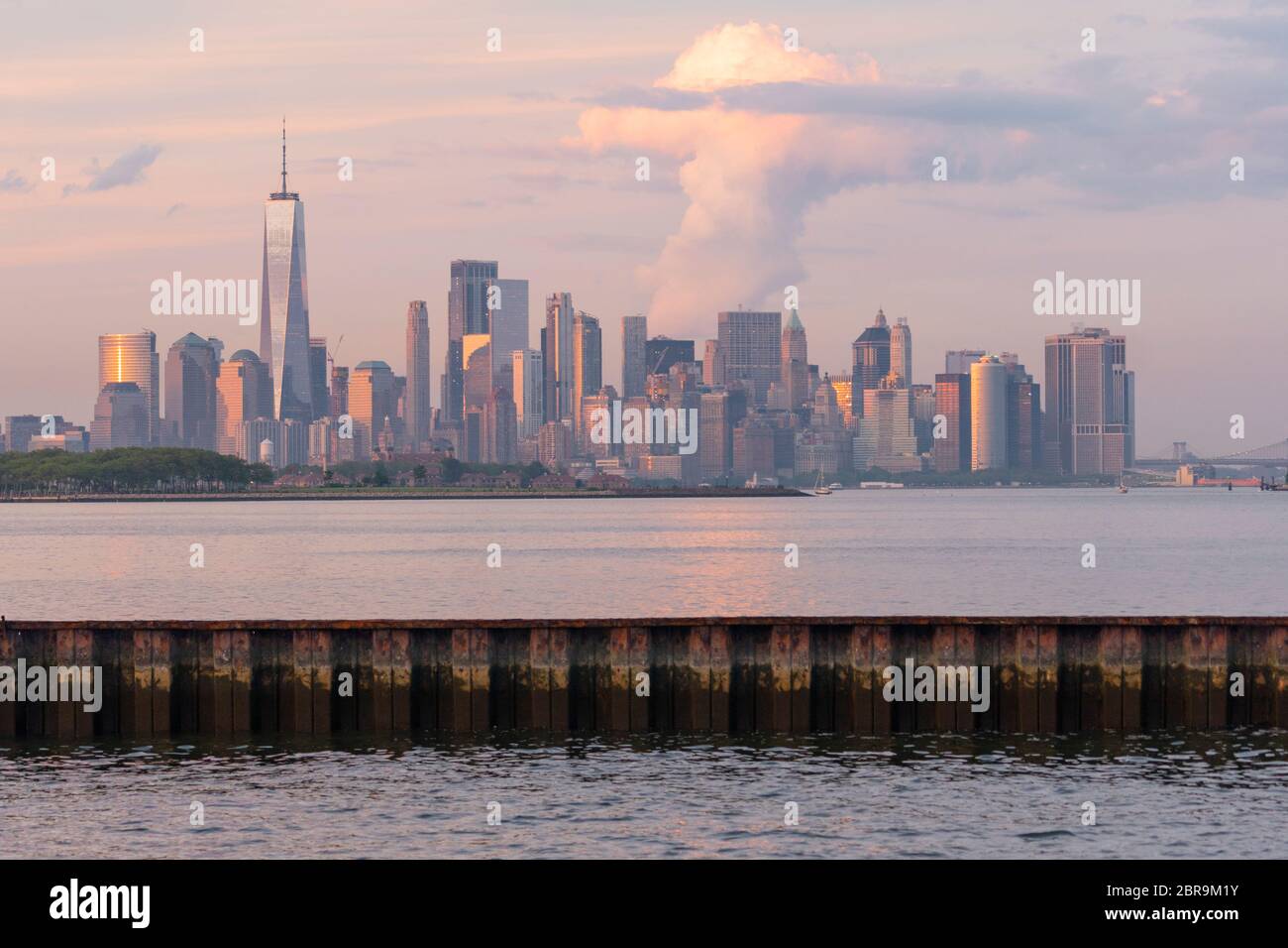 Manhattan est l'une des 5 communes qui constituent la ville de New York présenté ici au coucher du soleil Banque D'Images