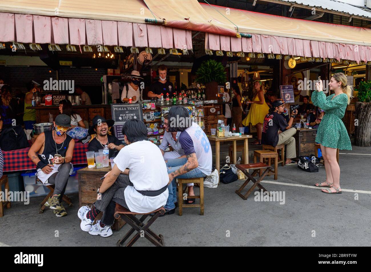 Les touristes boivent de la bière au café du marché du week-end de Chatuchak Banque D'Images