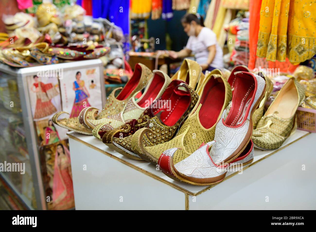 Chaussures indiennes traditionnelles à vendre sur le marché de Phahubrat Banque D'Images