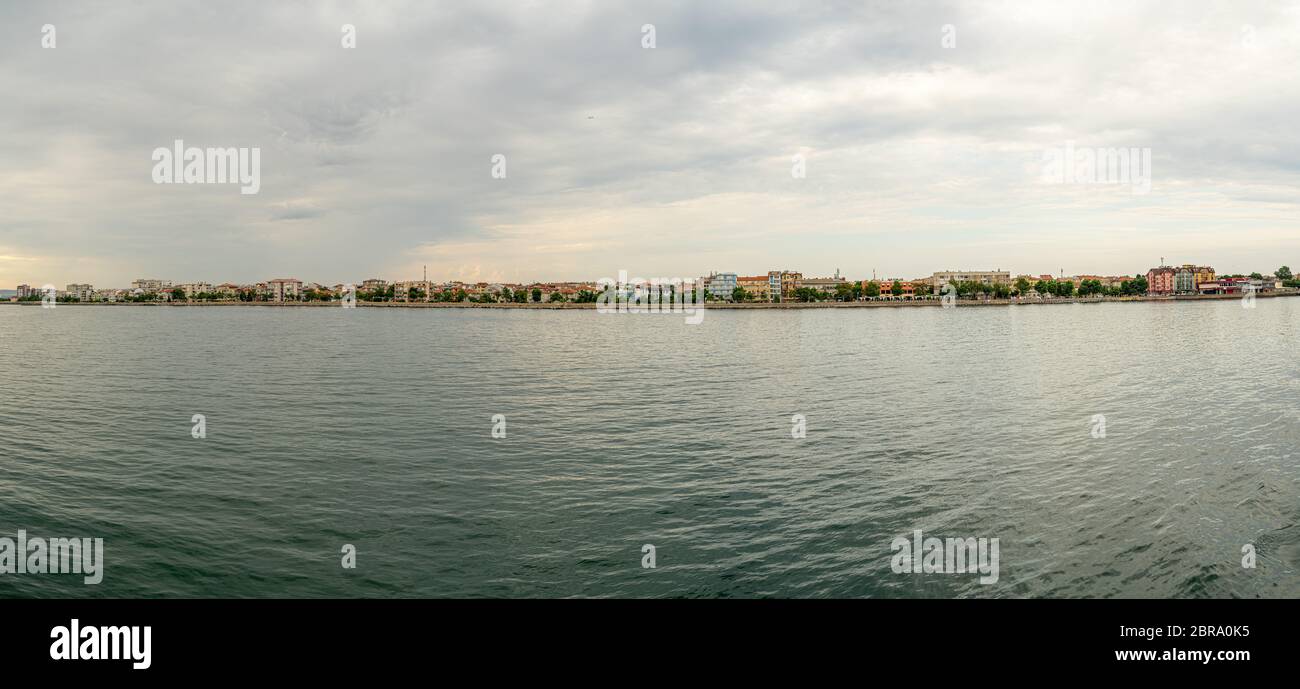 Vue panoramique sur le plan d'eau de la baie de la ville côtière de Pomorie. La Bulgarie. Banque D'Images