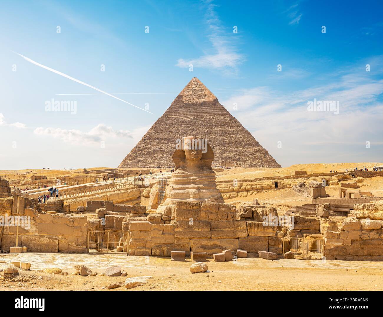 Sphinx et pyramide dans le désert égyptien Banque D'Images