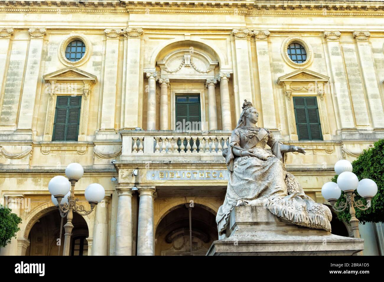 Façade de la Bibliothèque nationale avec la sculpture de la reine Victoria à La Valette, Malte Banque D'Images