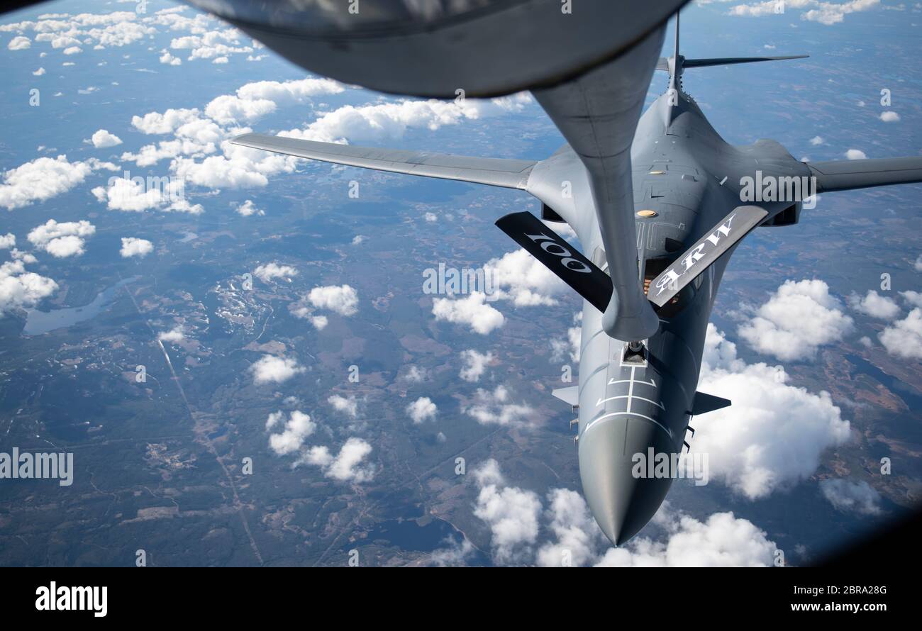 Un danseur B-1B de la 28e Escadre Bomb, base aérienne d'Ellsworth, Dakota du Sud, reçoit du carburant d'un KC-135 Stratotanker de la 100e Escadre de ravitaillement en carburant, RAF Mildenhall, en Angleterre, lors d'une mission de la Force opérationnelle pour bombardier en Europe au-dessus de la Suède, le 20 mai 2020. La mission a été la première fois que les B-1 ont survolé la Suède pour s'intégrer aux Gripen suédois tout en menant une formation de soutien en vol étroit avec les équipes au sol du contrôleur d'attaque de terminal commun suédois à Vidsel Range. (ÉTATS-UNIS Photo de la Force aérienne par Tech. Sgt. Emerson Nuñez) Banque D'Images