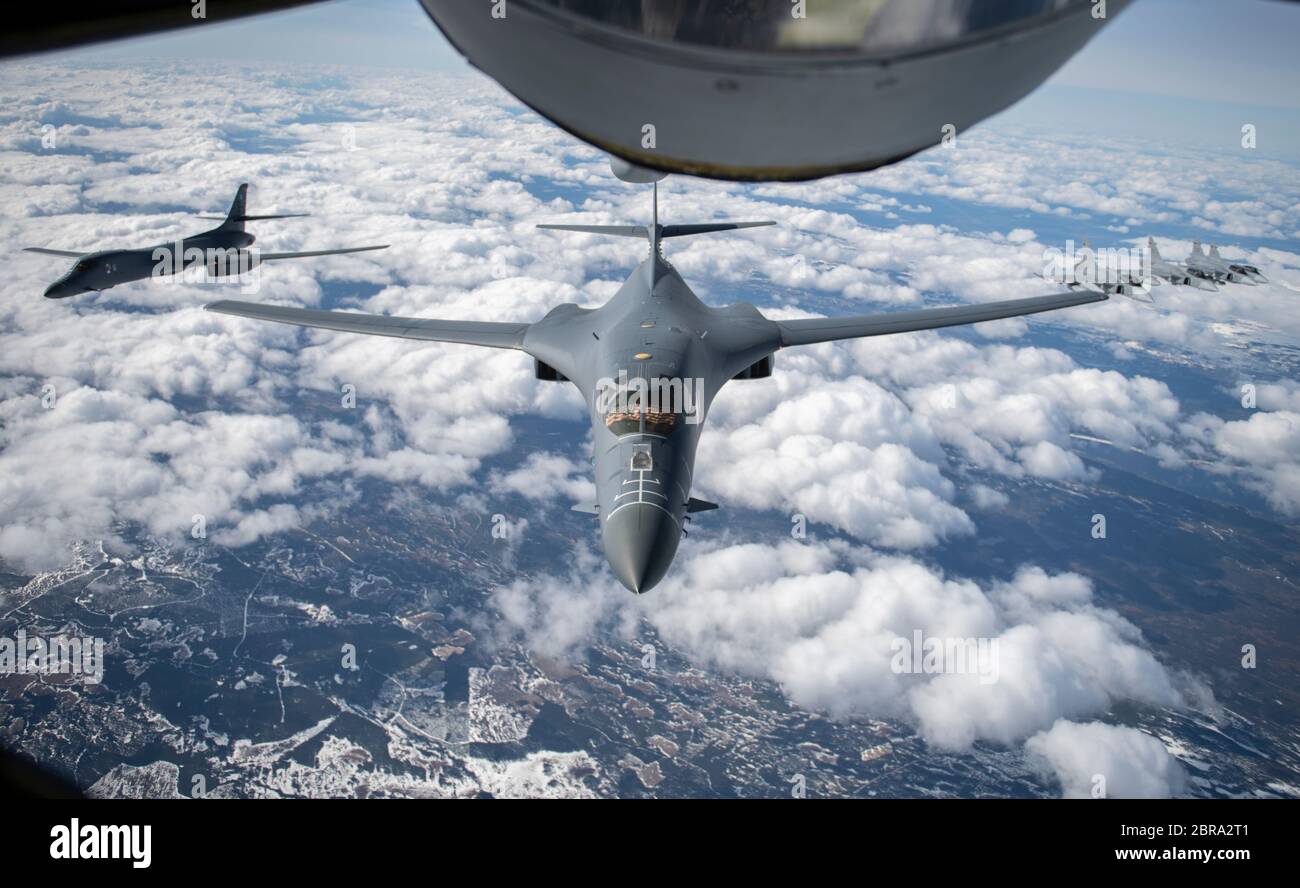 Les lanceuses de la US Air Force B-1B de la 28e Escadre Bomb, base aérienne d'Ellsworth, Dakota du Sud, volent en formation avec les Griens des forces armées suédoises lors d'une mission de la Force opérationnelle d'bombardier en Europe au-dessus de la Suède, le 20 mai 2020. La mission a été la première fois que les B-1 ont survolé la Suède pour s'intégrer aux Gripen suédois tout en menant une formation de soutien en vol étroit avec les équipes au sol du contrôleur d'attaque de terminal commun suédois à Vidsel Range. (ÉTATS-UNIS Photo de la Force aérienne par Tech. Sgt. Emerson Nuñez) Banque D'Images