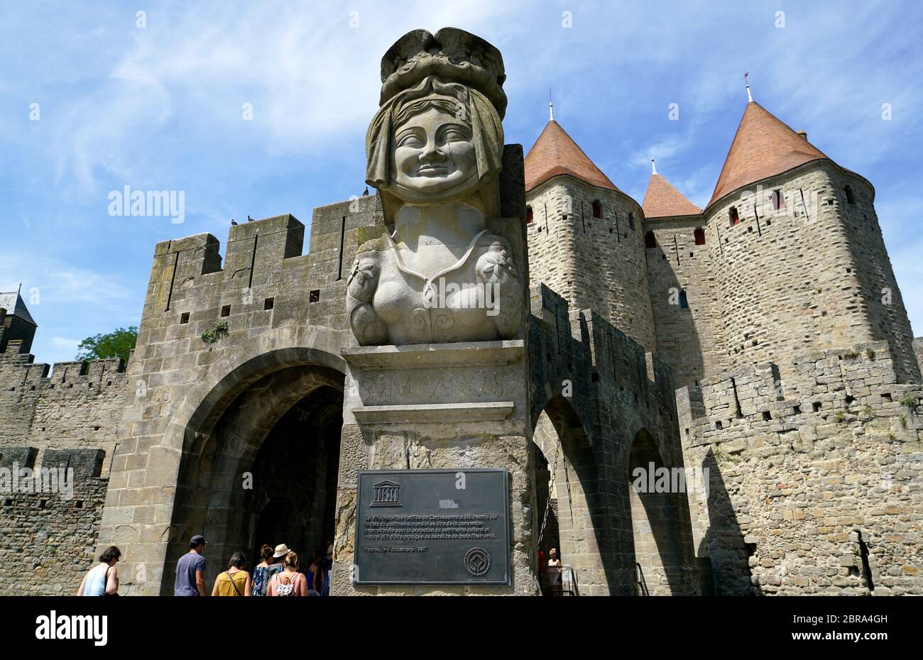 Une vue fermée de la statue de la princesse Saracen alias Dame Carcas avec porte de Narbonne Citadelle de Carcassonne en arrière-plan.Aude, Occitanie.France Banque D'Images
